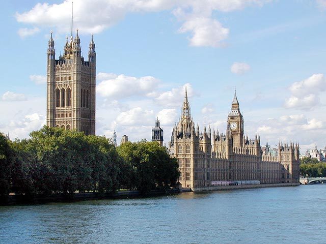 Я ніколи не був за кордоном, тому дуже зрадів, коли батьки мені повідомили, що ми поїдемо в Лондон.  Летіли ми літаком....